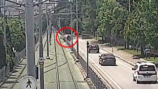 Aracıyla tramvay yoluna uçtu! O anlar saniye saniye kaydedildi