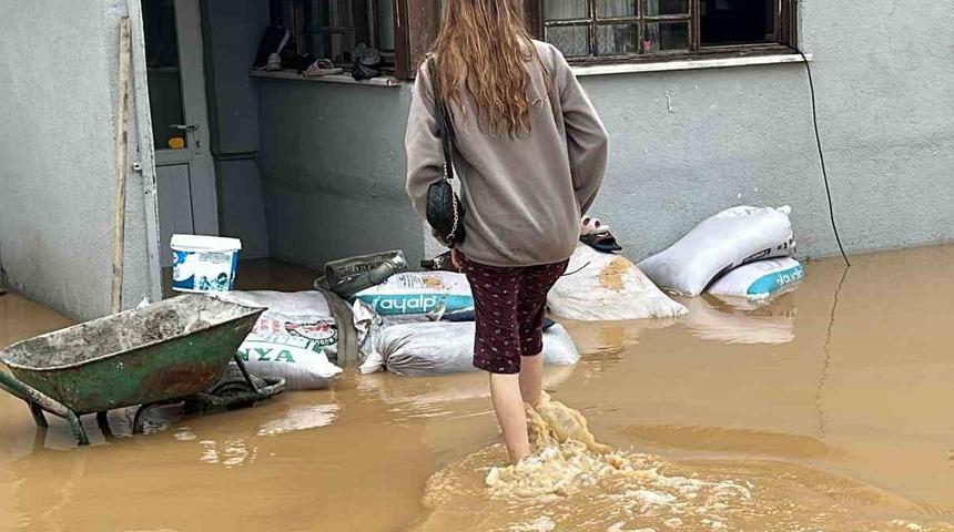 Sağanak yağış 14 ili esir aldı... Yollar göle döndü, evleri su bastı!