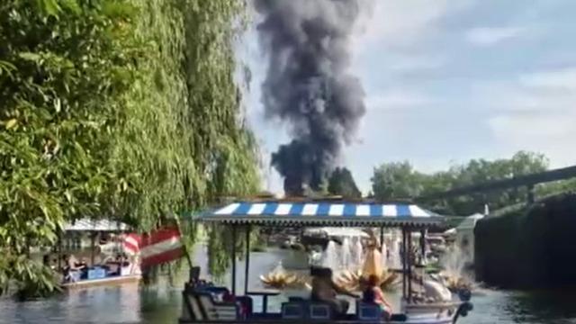 Almanya’nın en büyük tema parkında yangın paniği! 25 bin kişi tahliye edildi