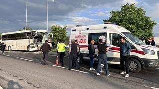 Kütahya'da işçileri taşıyan iki otobüsün karıştığı kazada 11 kişi yaralandı