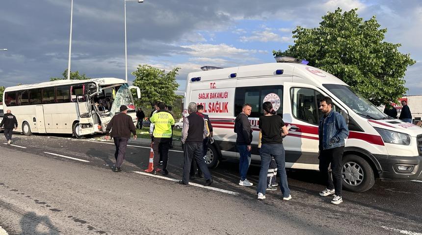 Kütahya'da işçileri taşıyan iki otobüsün karıştığı kazada 11 kişi yaralandı