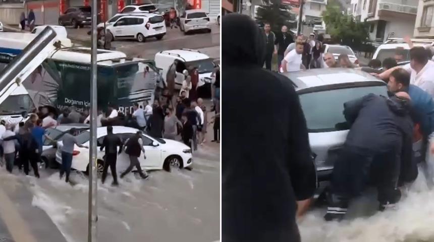 Selde sürüklenen otomobilinin altında kaldı! Sürücü boğulmaktan son anda kurtarıldı