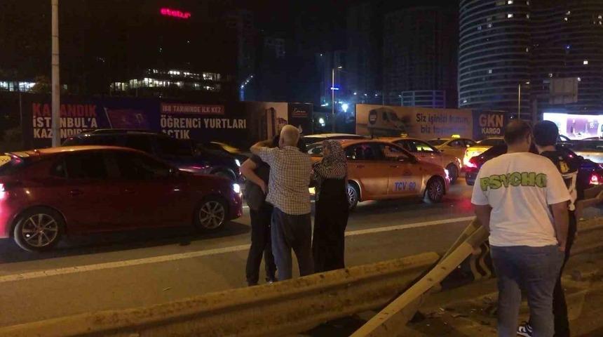 Kadıköy’de kontrolden çıkan otomobil bariyere ok gibi saplandı