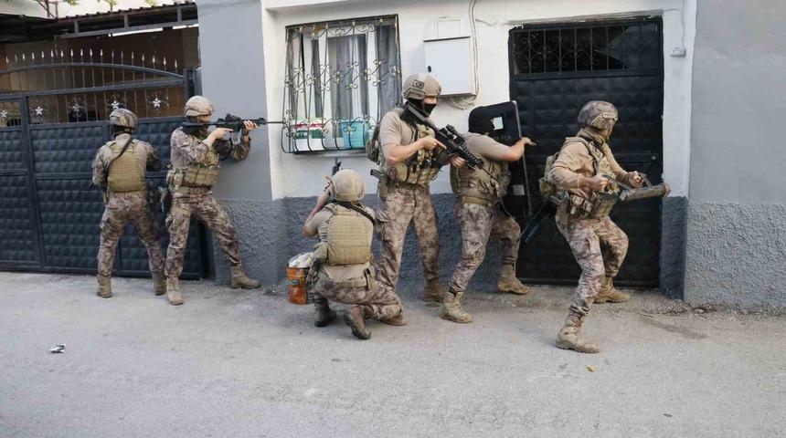 Adana’da organize suç örgütüne şafak baskını: Çok sayıda gözaltı var