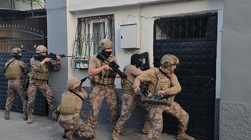 Adana'da şafak operasyonu! &Ccedil;ok sayıda adrese baskın: G&ouml;zaltılar var