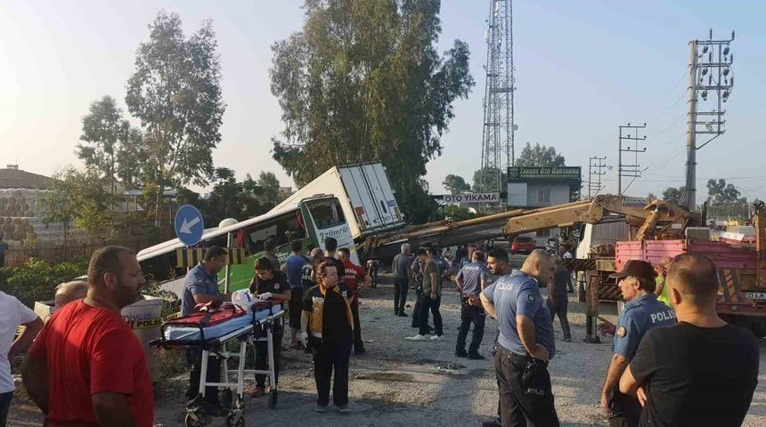 Mersin’de yolcu otobüsü önce kamyona, ardından tıra çarptı: 1 ölü, 28 yaralı