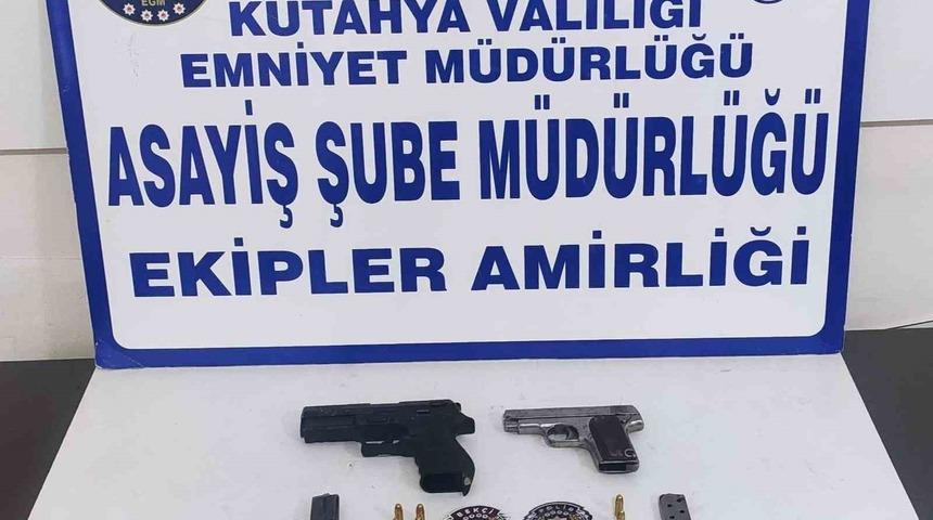 Kütahya’daki uygulamalarda 2 adet ruhsatsız tabanca ele geçirildi