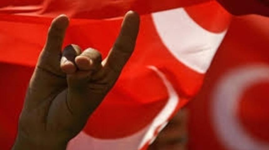 MHP&rsquo;de şaşırtan gelişme! Kadın kollarında iki erkek