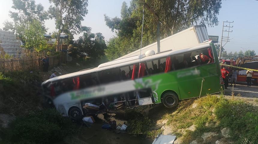 Mersin'de feci kaza! Otob&uuml;s ile kamyon &ccedil;arpıştı: &Ouml;l&uuml; ve yaralılar var