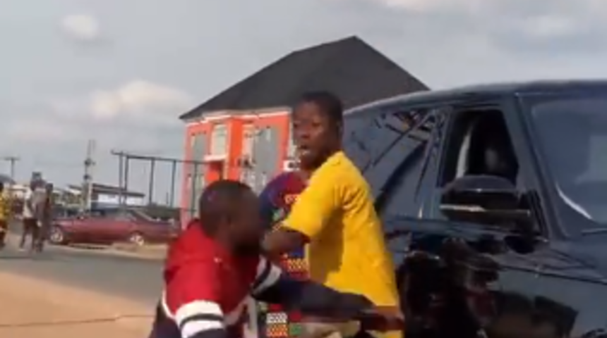 Kız arkadaşını arabanın içinde başka bir adamla yakalayınca öfkeden deliye döndü! Elindeki taşla arabanın ön camını kırdı