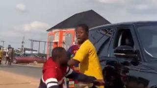 Kız arkadaşını arabanın içinde başka bir adamla yakalayınca öfkeden deliye döndü! Elindeki taşla arabanın ön camını kırdı