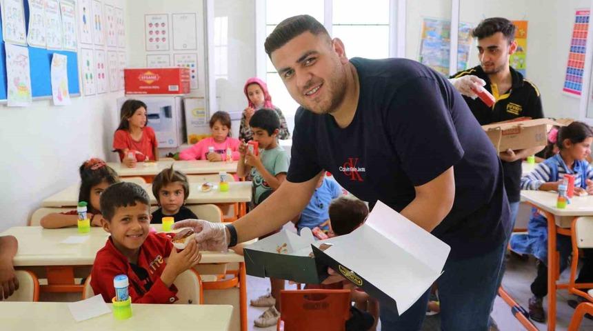 Yüzlerce çocuğa pasta ikram etti