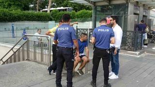 Taksim’de gasp kamerada! 4 kişi saldırdılar, neyi varsa aldılar