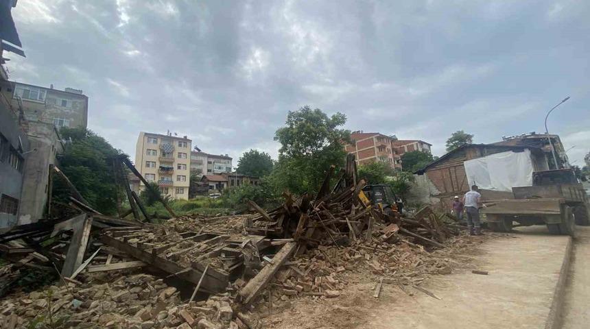 Taşköprü’de 13 metruk bina yıkıldı