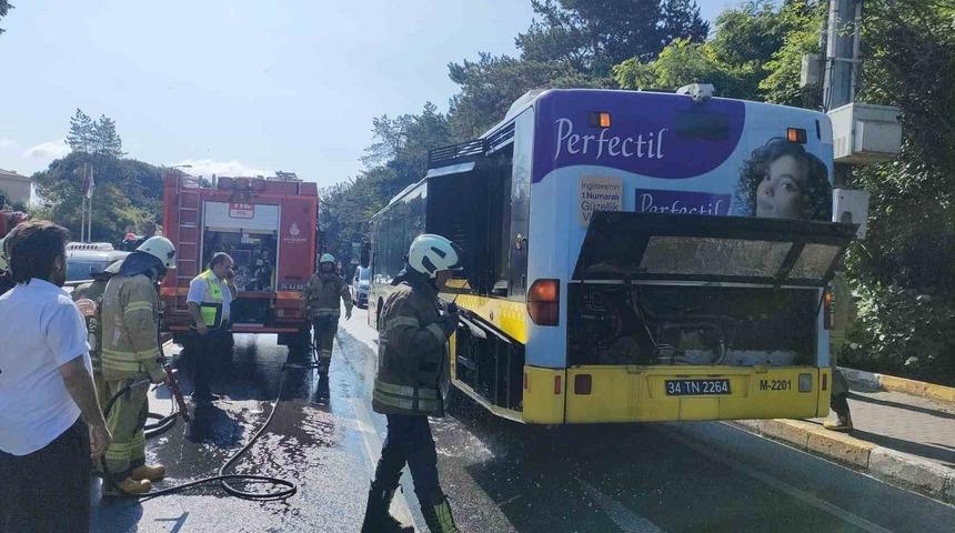 Sarıyer’de İETT otobüsünün motor kısmı yandı: Yolcular büyük panik yaşadı