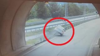 Bariyerlere çıkıp iki teker üstünde metrelerce ilerledi! O anlar kamerada