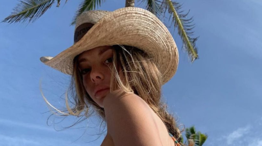 Sosyal medya fenomeni Mathilde Tantot kıyafetlerine veda etti! Soyunup ayna karşısına geçince sosyal medyada gündem yarattı