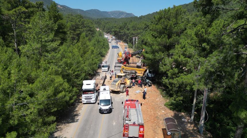 Hafriyat yüklü kamyonun minibüsün üstüne devrildiği kazada 1 kişi öldü, 2 kişi yaralandı
