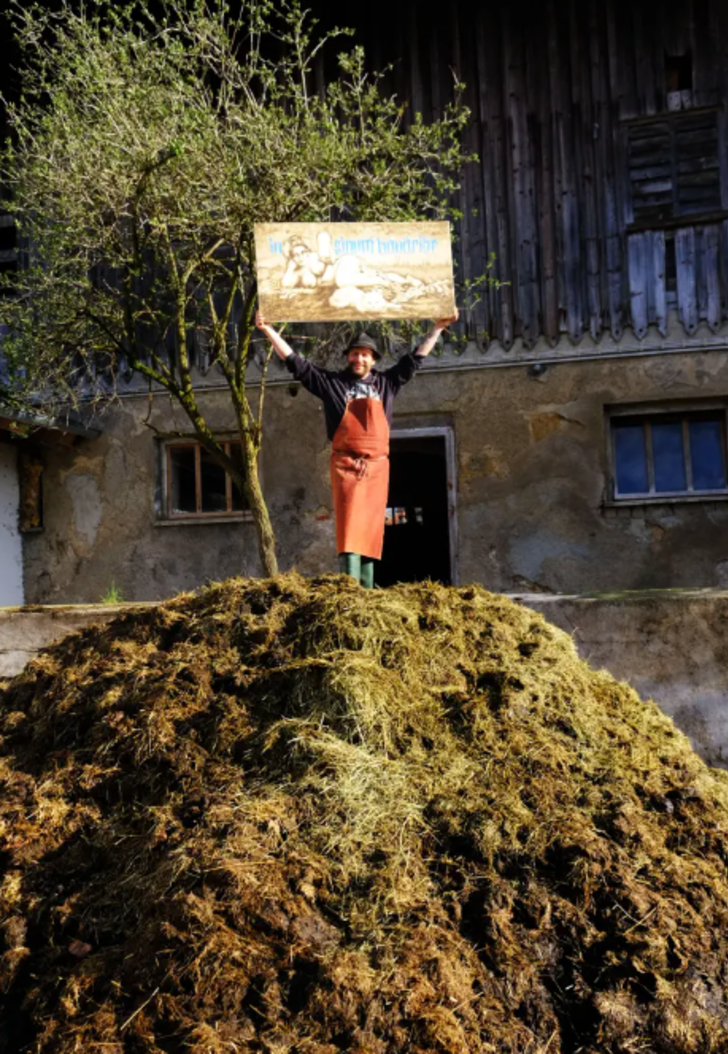 İnek dışkısından sanat eserleri yaratıyor! Bir gören bir daha bakıyor... Kullandığı malzemeye inanamayacaksınız G3