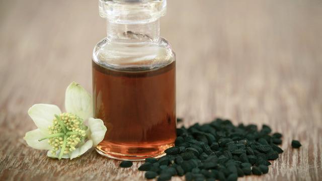 Çörek otu yağının cilde faydaları nelerdir? Çörek otu yağı cilt için nasıl kullanılır?