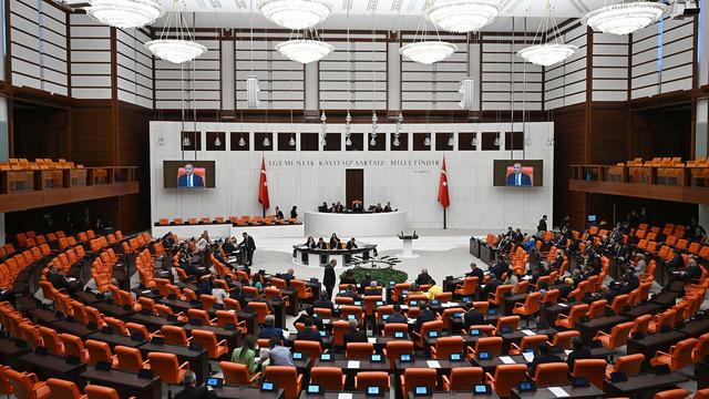 TBMM'de 'vize' ve '3 dakika' tartışmaları! Turhan Çömez kürsüye yönelince oturuma ara verildi
