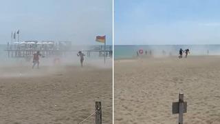 Antalya sahilinde hortum paniği! Şezlongları savurdu, tatilciler neye uğradığını şaşırdı