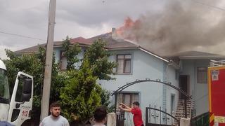 Düzce'de 2 katlı evde çıkan yangın söndürüldü