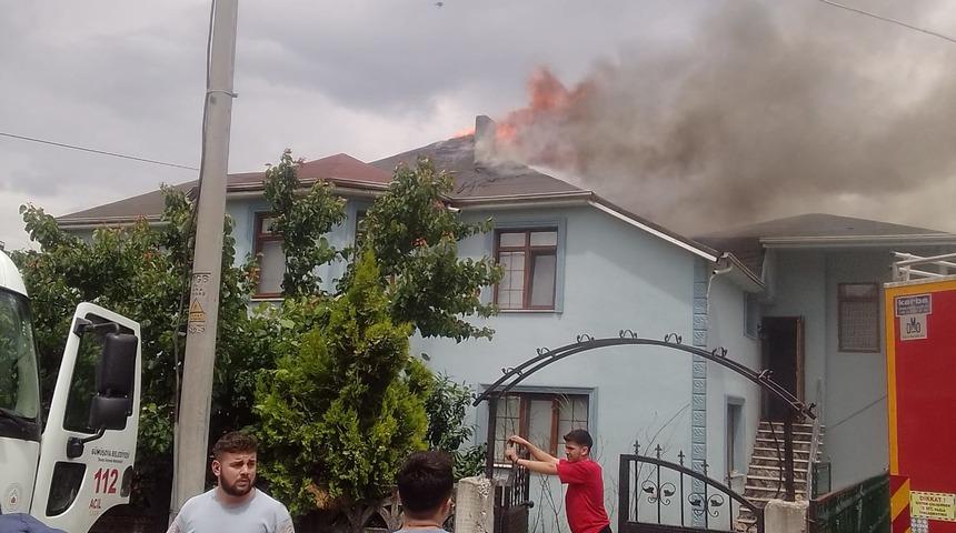 Düzce'de 2 katlı evde çıkan yangın söndürüldü