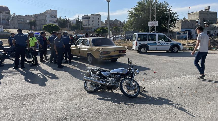 Kilis'te otomobille çarpışan motosikletin sürücüsü yaralandı