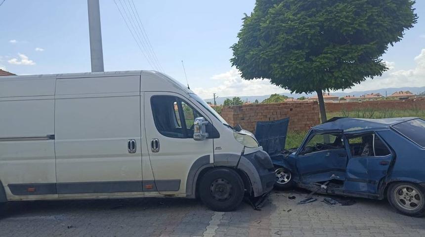 Afyonkarahisar'da 12 yaşındaki çocuğun kullandığı otomobil kamyonetle çarpıştı, 5 kişi yaralandı