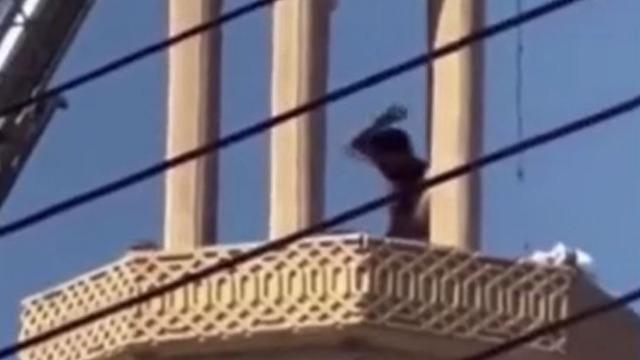 İntihar etmek için minareye çıktı, döve döve engel oldular! Neye uğradığını şaşırdı...