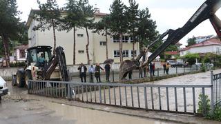Samsun'un Havza ilçesinde sağanak taşkın ve su baskınına neden oldu