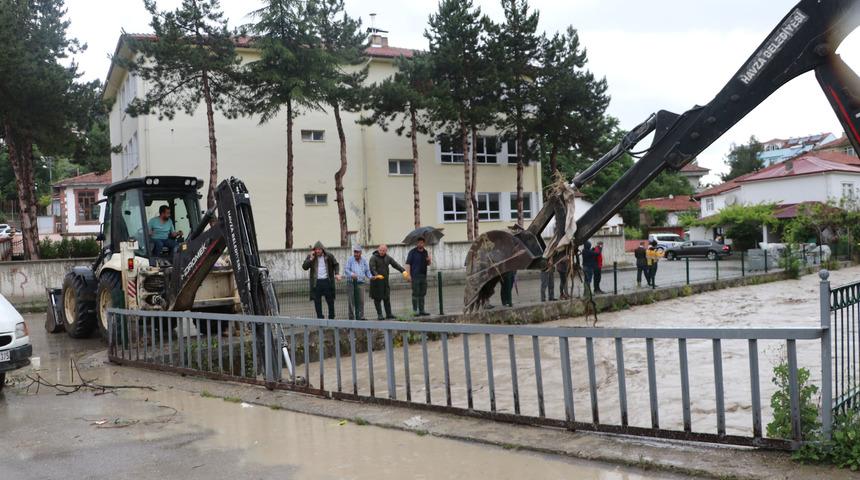 Samsun'un Havza ilçesinde sağanak taşkın ve su baskınına neden oldu