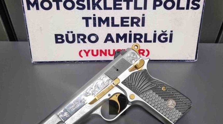 Mesken bulundurma ruhsatlı tabancasını taşırken Yunus Timlerine yakalandı