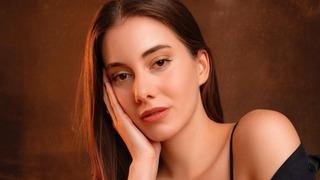 Yalı Çapkını’nın Suna’sı sere serpe uzandı! Bikinili pozuyla mest etti