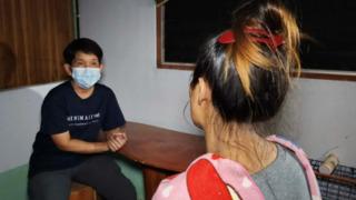 Doğum yaptığı sırada içinde gazlı bez unutulduğunu iddia etti! “Tuvaletimi yaparken bir şeyin çıktığını fark ettim”