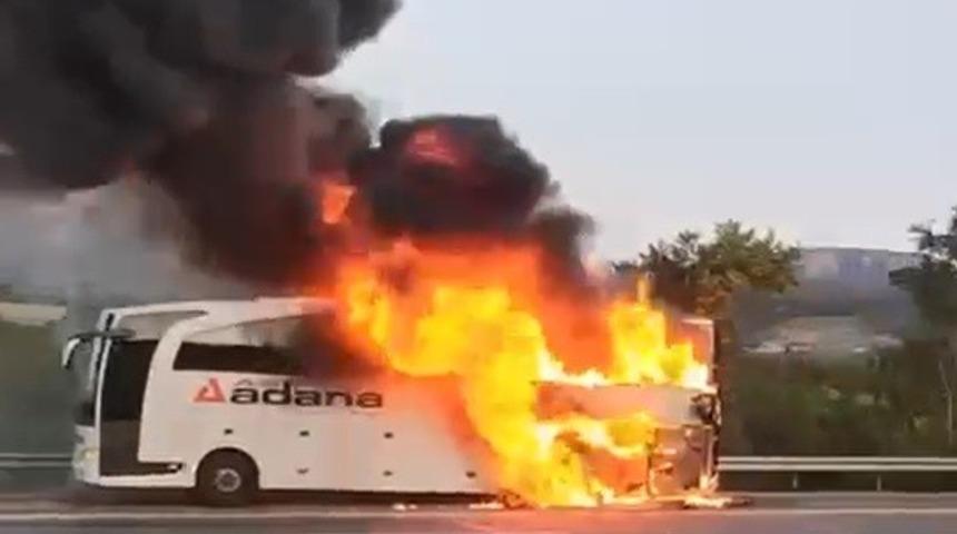 Otoyolda yolcu otobüsü yandı