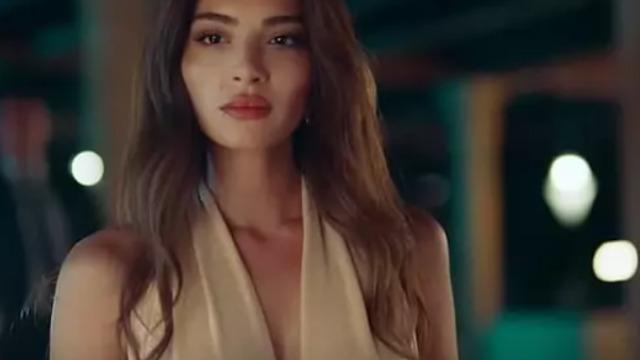 Melisa Aslı Pamuk derin dekoltesiyle mest etti! Bakan bir daha baktı 