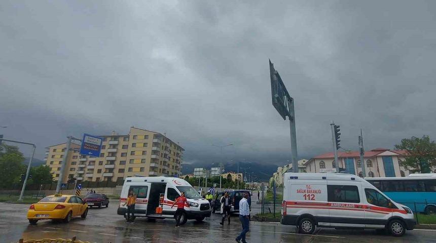 Erzurum’da hasta taşıyan ambülans kaza yaptı