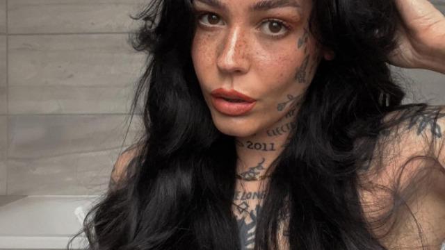 Dövme modeli Hannah Joan bir sonraki tasarımı için hayranlarından yardım istedi! Üzerini çıkartıp yarı çıplak poz verdi