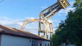 Elazığ’da çevre güvenliğinin alınmasının ardından yıkımına başlanan ağır hasarlı su deposu, saniyeler içinde yerle bir oldu! O anlar kamerada