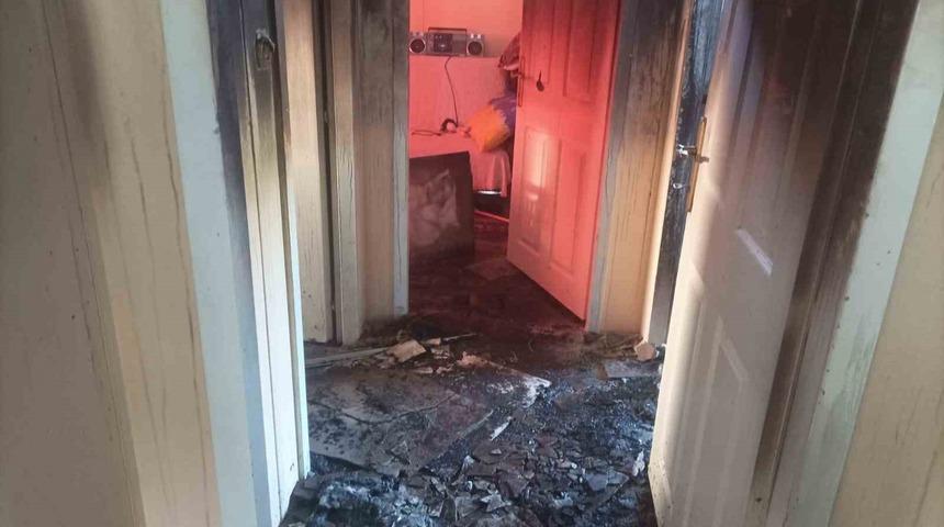 Prefabrik ev alev alev yandı