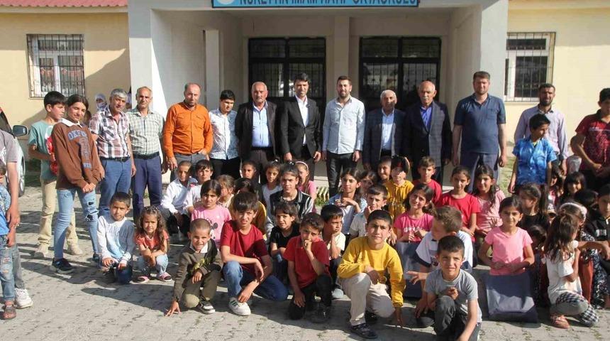 İş adamından köyündeki 350 öğrenciye karne ve bayram hediyesi