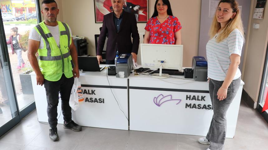 Karabük'te temizlik personelinin parkta bulduğu cüzdan sahibine ulaştırıldı