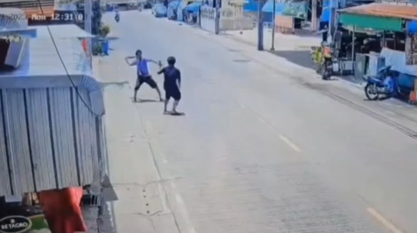 Kıskanç taksi şoförü eşiyle ilişkisi olduğunu iddia ettiği iş arkadaşını sokak ortasında bıçakladı! Görüntüler dehşet yarattı