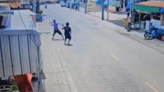 Kıskanç taksi şoförü eşiyle ilişkisi olduğunu iddia ettiği iş arkadaşını sokak ortasında bıçakladı! Görüntüler dehşet yarattı