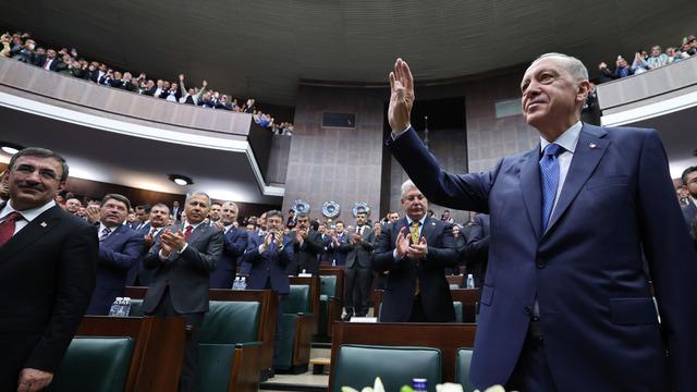 Seçim sonrası bir ilk! Erdoğan grup toplantısında sert mesajlar verdi! 'Terör örgütlerine uçkurunuzu kaptırmışsınız!'