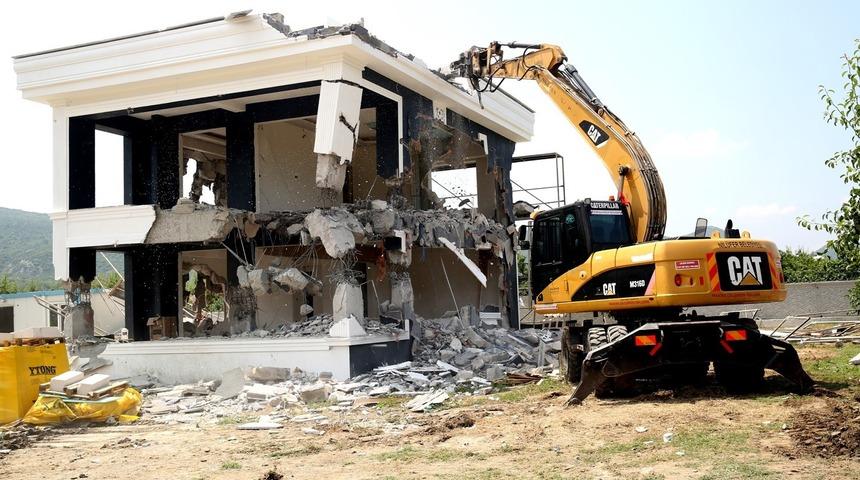 Tarım arazisine yapılan kaçak lüks yapı yerle bir edildi