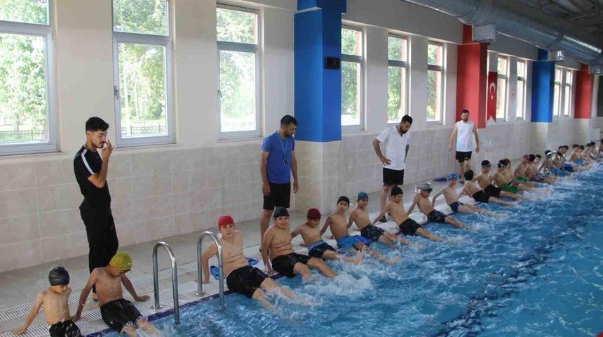 Cizre&rsquo;de 12 bin &ccedil;ocuğa y&uuml;zme eğitimi verilecek