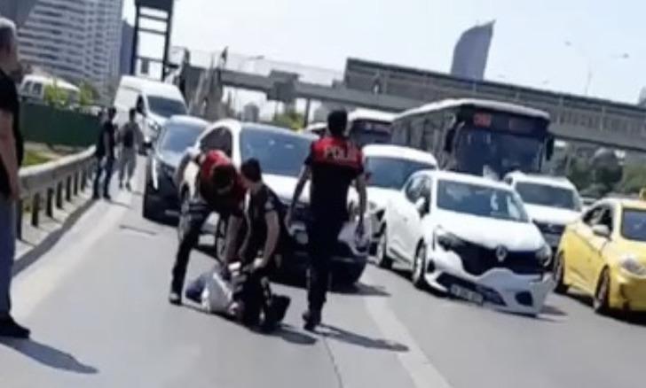 Kadıköy'de hareketli anlar! Kaçan sürücü çarptığı polisleri yaraladı! Lastikleri patlatılarak yakalandı